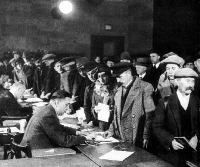 Arbeitslose
                  beim Stempeln, 1929 ca.