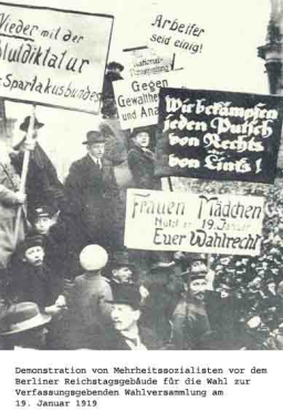 Wahldemonstration von
                            Mehrheitssozialisten 1918 / 1919 vor dem
                            Berliner Reichstagsgebude, das Wahlrecht am
                            19.1.1919 zu nutzen