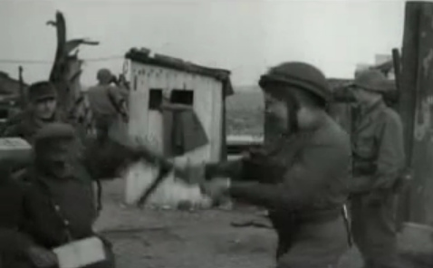 Deutsche Soldaten weden von
                  "Amerikanern" mit Maschinengewehren
                  geschlagen