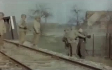 Leibesvisitation an einem deutschen
                          Soldaten 1945