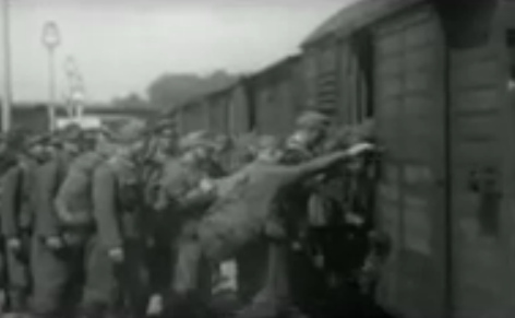 Deutsche Soldaten besteigen Viehwaggons