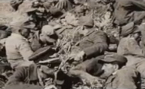 Geschwächte, deutsche Kriegsgefangene auf
                        der Erde in der Sonne im Sommer 1945:
                        19min.33sek.