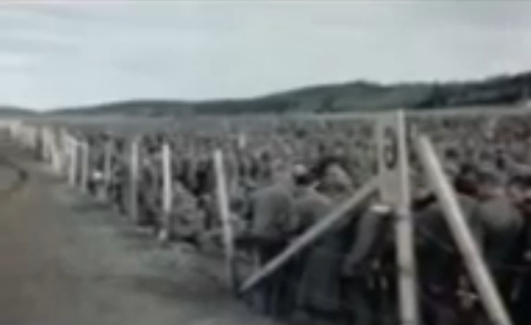 Vollgepferchtes Rheinwiesenlager mit
                        deutschen Kriegsgefangenen aufrecht am
                        Stacheldrahtzaun: 22min.36sek.