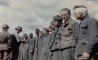 Deutsche Kriegsgefangene stehen Schlange
                          vor dem Einchecken, ein "Ami"
                          kontrolliert Papiere: 24min.11sek.