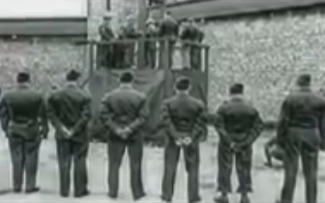 Ein deutscher Strafgefangener wird mit
                          einem Seil präpariert 03: 25min.24sek.