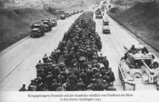 Kriegsgefangene, deutsche Soldaten bei Frankfurt
am Main im April 1945 Kriegsgefangene, deutsche
Soldaten bei Frankfurt am Main im April 1945