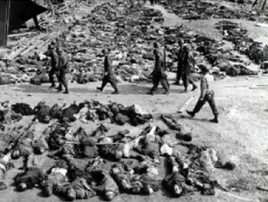 Falsches Auschwitz-Foto mit
"amerikanischen" Soldaten, reihenweise
deutsche Leichen Falsches Auschwitz-Foto mit
"amerikanischen" Soldaten, reihenweise
deutsche Leichen