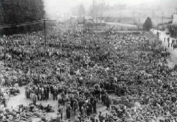 Ein
weiteres der Rheinwiesenlager in Deutschland mit
deutschen Kriegsgefangenen, Sommer 1945 Ein
weiteres der Rheinwiesenlager in Deutschland mit
deutschen Kriegsgefangenen, Sommer 1945