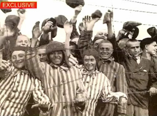 Befreiung von Bergen-Belsen, gut
                          ernhrte, jdische Hftlinge mit deutschen,
                          gestreiften Hftlingsanzgen und Mtzen an
                          einem khlen Tag im nasskalten April 1945, 15.
                          April 1945