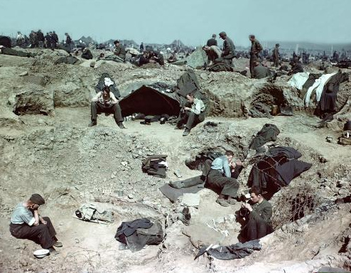 Rheinwiesenlager Sinzig-Remagen, deutsche Soldaten
                kauern auf Terrassen vor ihren Fuchsbauten