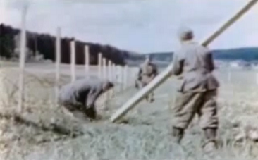 "Americanos" instalando campos
                          del prado del Rin 05, poniendo postes
