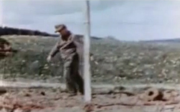 "Americanos" instalando campos
                          del prado del Rin 06, poniendo alambre
                          espinoso