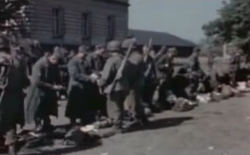 "Americanos" examinando a
                          soldados alemanes