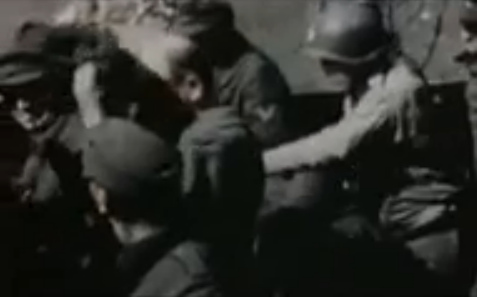 "Americano" de mierda acorralando
                        soldados alemanes en un camión como animales