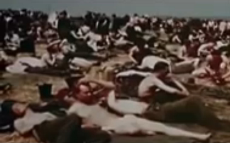 Prisioneros alemanes de guerra en un prado
                        en el sol durante el verano 1945 02 (23min.
                        20seg.)
