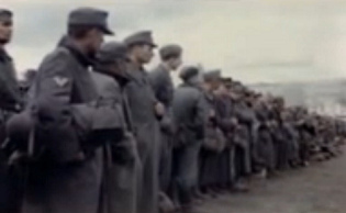 Prisioneros alemanes de guerra haciendo
                          la cola antes de entrar un campo (24min.
                          8seg.)