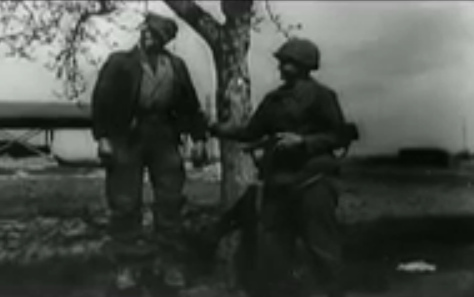 Un hombre colgando en un árbol, presentado
                        por un soldado "americano" (24min.
                        21seg.)