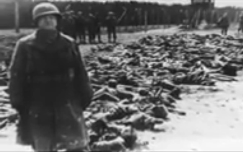 Campo de
                              cadáveres alemanes guardados por un
                              soldado "americano" con un
                              abrigo grueso (24min. 36seg.)