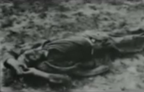 Un prisionero alemán de guerra muerto en
                          un prado 01 (25min. 44seg.)