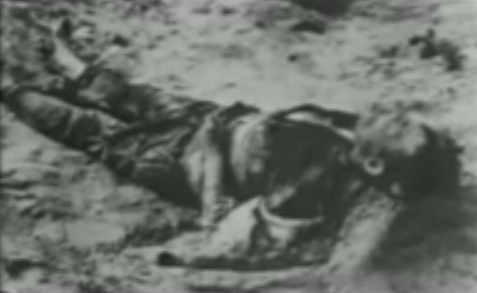 Un prisionero alemán de guerra muerto en
                          un prado 02 (25min. 47seg.)