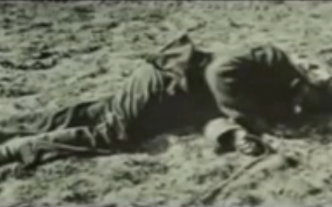Un prisionero alemán de guerra muerto en
                          un prado 04 aquí con una copa en su mano
                          (25min. 57seg.)