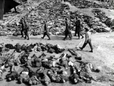 Foto falsa de Auschwitz con
                soldados "americanos" y con cadáveres
                alemanes