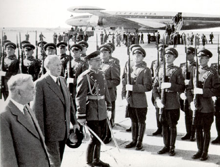 Empfang Adenauers am Flughafen in Moskau
                          1955