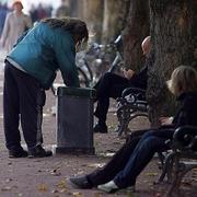 Armer Mensch sucht in
                  Abfallkbel