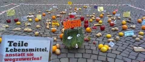 Austauschbrse fr nicht
                  gebrauchte Lebensmittel in Kln, November 2013:
                  "Teile Lebensmittel, anstatt sie
                  wegzuwerfen."