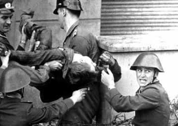 Peter Fechter verblutet 1962
                an der Berilner Mauer, weil ihm 1 Stunde lang nicht
                geholfen wird