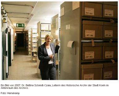K�lner
                            Stadtarchiv 2007, Leiterin Bettina
                            Schmidt-Czaia in einem Aktenraum