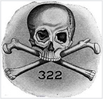 Satanistische Politsekte
                  Skull&Bones, Logo mit Sch�del, Knochen und der
                  Zahl 322