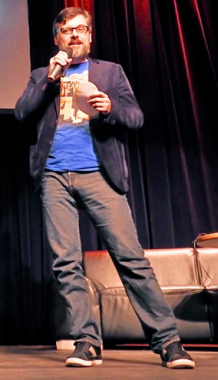 Sebastian
                    Bartoschek, ein sp�tpubert�r-rebellischer
                    Turnschuh-Heini mit Comic-T-Shirt 2015, das ist das
                    Kost�m des zionistischen Geheimdienst Mossad von
                    Rothschild (K300)