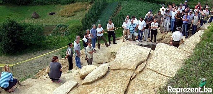 Visoko, Pyramidenfhrung an
                            einer Ausgrabung