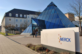 Die MERCK-Pyramide in Darmstadt 1996 bis
                    2014