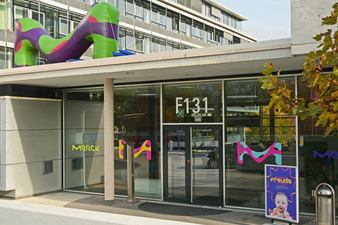 Das MERCK-Logo "M" in
                    Kaugummifarben