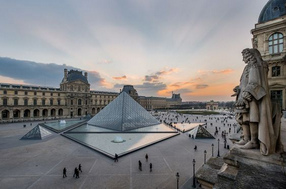 Paris, zwei Glaspyramiden beim
Louvre-Museum Paris, zwei
Glaspyramiden beim Louvre-Museum