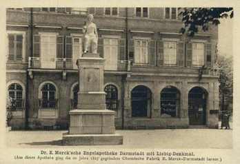 Die Engelapotheke von MERCK in Darmstadt, 1900
ca. Die Engelapotheke von MERCK in Darmstadt, 1900
ca.