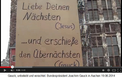 Protestschild: "Liebe deinen
                            Nächsten (so sagte Jesus) und erschiesse den
                            Übernächsten (so sagt Gauck)"