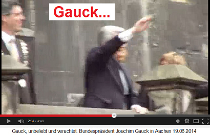 Gauck mit einem Hitler-Gruss mit
                            rechts