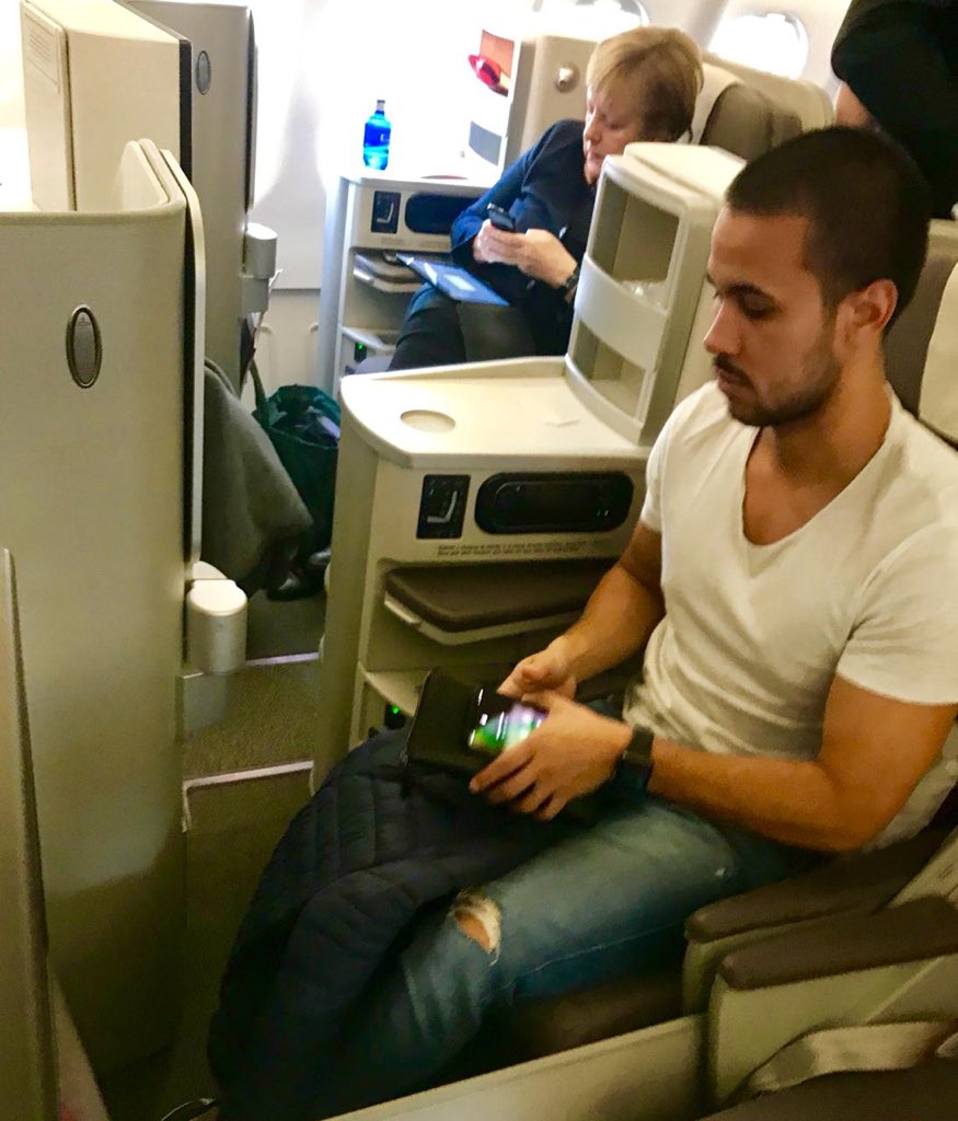 Totaler Kontrolllverlust bei Merkel
                    auf dem Flug nach Buenos Aires: Merkelchen muss
                    Linie fliegen 01