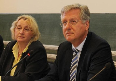 Theresia Bauer
                  ["Wissenschaftsministerin" von
                  Baden-W�rttemberg] und Hans-Jochen Schiewer [Rektor
                  der Universit�t Freiburg im Breisgau] w�hrend eines
                  Doping-Symposiums im Jahr 2011 in Freiburg