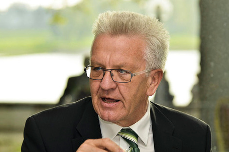 Der gr�ne Ministerpr�sident von
              Baden-W�rttemberg Winfried Kretschmann l�sst von
              kriminellen Landesbediensteten Straftaten an Kindern,
              Kranken und Sportlern vornehmen und/oder vertuschen