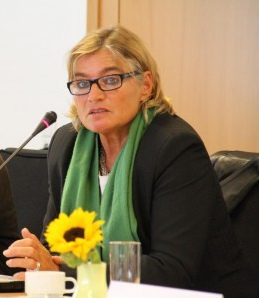 Daniela
                  Wagner erweckt den Eindruck, als h�tte sie einen Beruf
                  - hat sie aber nicht!