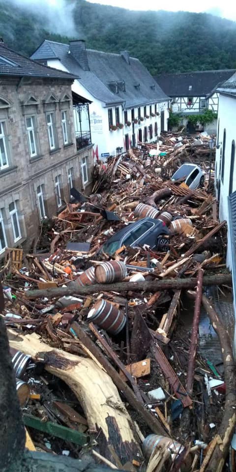 Walporzheim 16.7.2021: Nach dem Unwetter:
Alles voll Schutt, Autos, Weinfässer etc. Walporzheim 16.7.2021: Nach dem Unwetter: Alles
voll Schutt, Autos, Weinfässer etc.