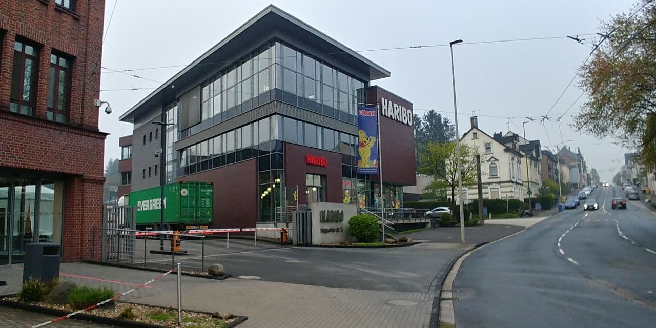 Container von Evergreen
(Clinton-Kinderhandel) bei Haribo in Solingen Container von Evergreen
(Clinton-Kinderhandel) bei Haribo in Solingen