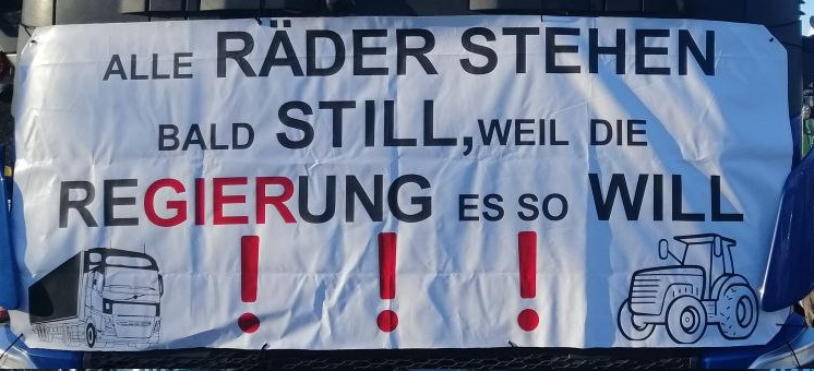 Demo der Bauern am 8.1.2024: Plakat: Alle
                    R�der stehn bald still, weil die Regierung es so
                    will