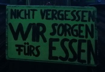 Demo der
                    Bauern am 8.1.2024: Plakat: Nicht vergessen, wir
                    sorgen f�rs Essen