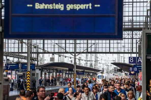 HB Frankfurt
              29.7.2019: Mord an Kind 8 Jahre, Bahnsteig / Perron
              abgesperrt