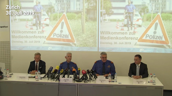 Pressekonferenz der Polizei in der kr. Schweiz
              (CH)